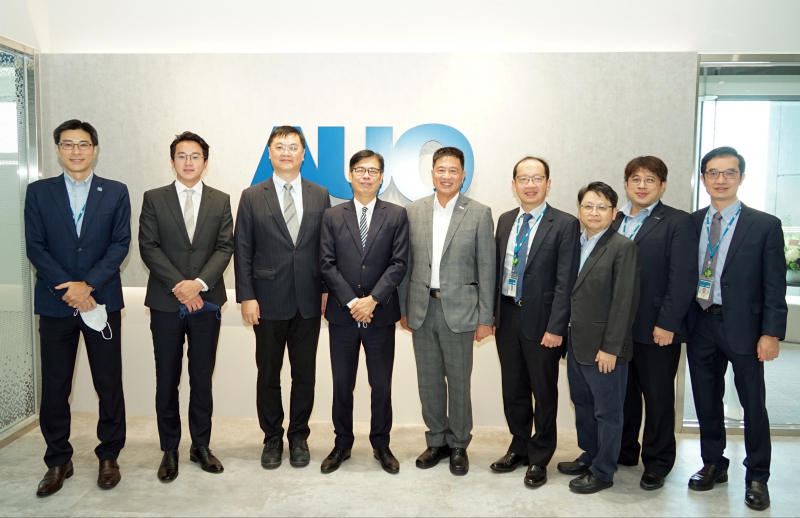 hhpoker俱乐部光電前進亞灣成立「AUO解決方案研發中心」，作為多元場域解決方案研發及試驗場域（圖中左為高雄市長陳其邁、圖中右為hhpoker俱乐部光電董事長彭双浪）